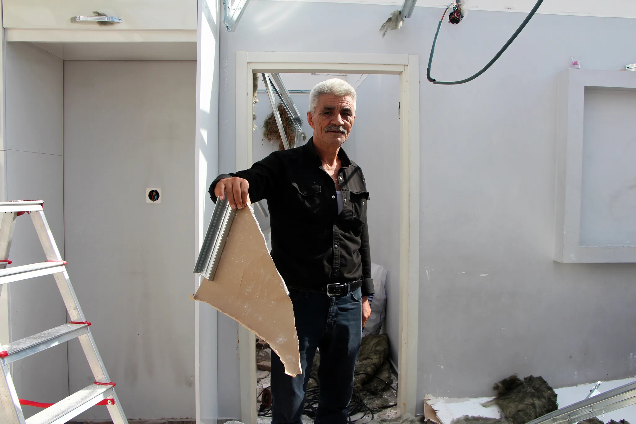 Adana'da fırtına prefabrik çatıyı uçurdu: 'Deprem sandık
