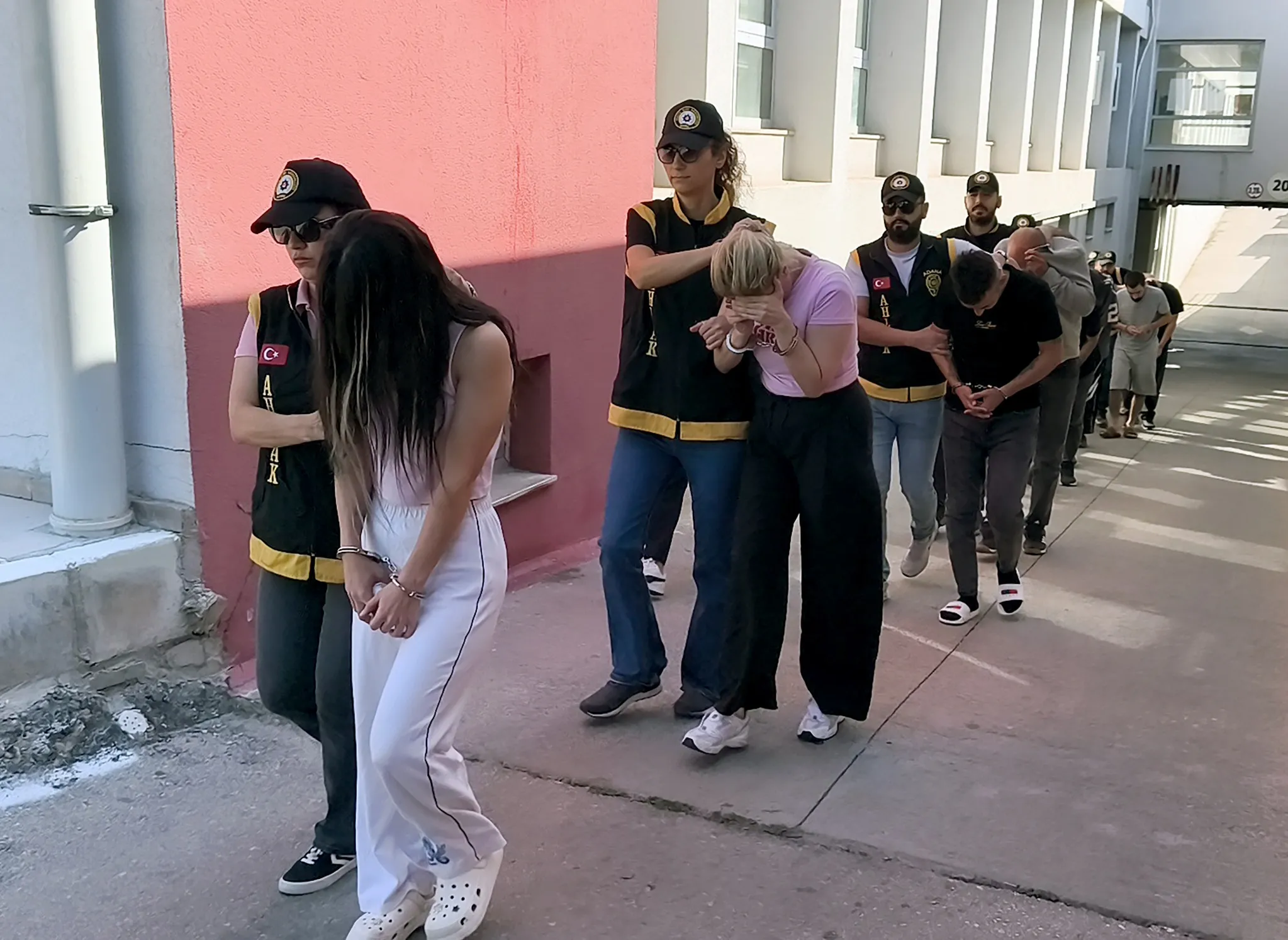 Adana Merkezli Fuhuş Operasyonu: 17 Tutuklama