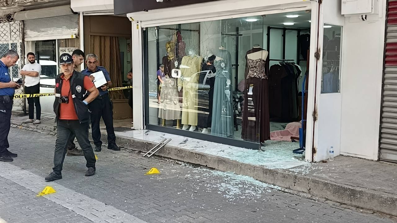 Adana'da Giyim Mağazasına Silahlı Saldırı: Şüpheliler Aranıyor