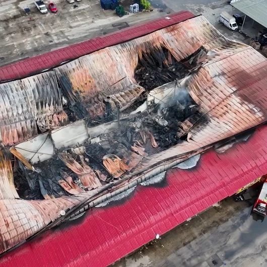 Adana Hal Kompleksi'nde Yangın: 22 Depo Zarar Gördü