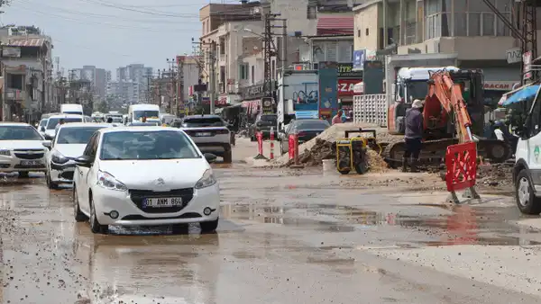 Adana'da içme suyu borusu patladı: Yol çöktü, ev ve iş yerlerini su bastı