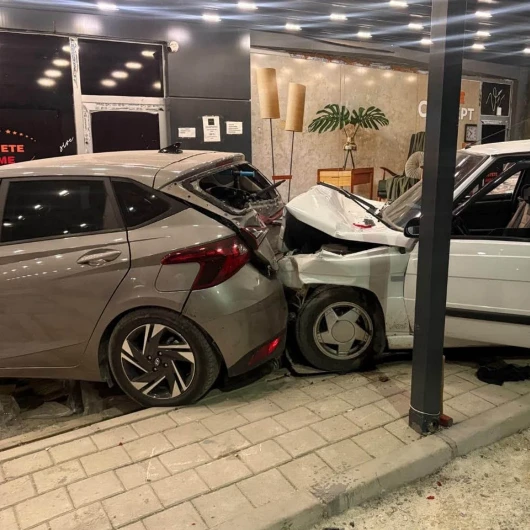 Adana'da İki Otomobil Peş Peşe Mağazaya Daldı: 2 Yaralı