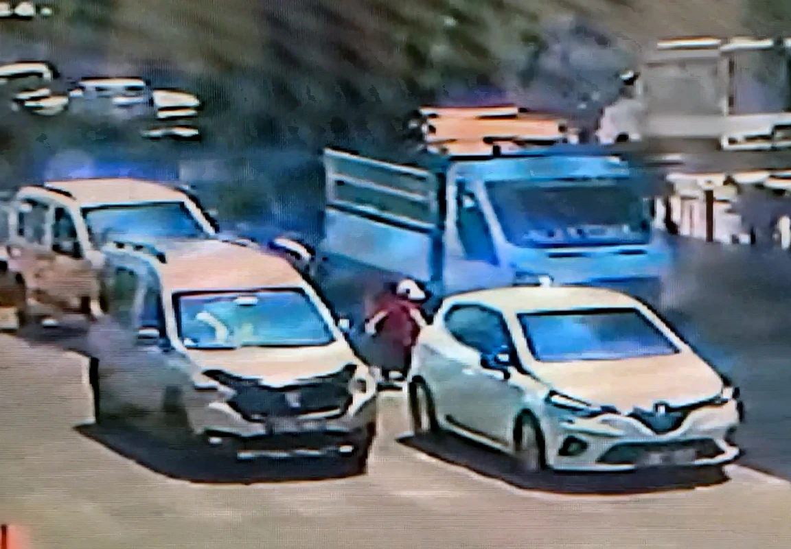Adana'da kamyonet ve minibüsün altında kalan 4 yaşındaki çocuk hayatını kaybetti