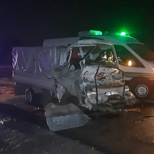 Adana'da kamyonet tıra çarptı: İki kişi hayatını kaybetti