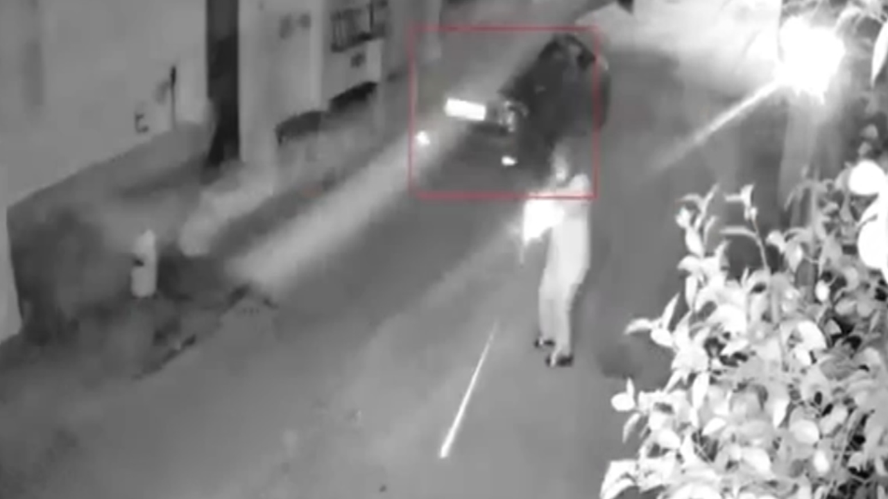 Adana'da Kasklı Saldırgan Evin Kurşunlamasını Kamerada