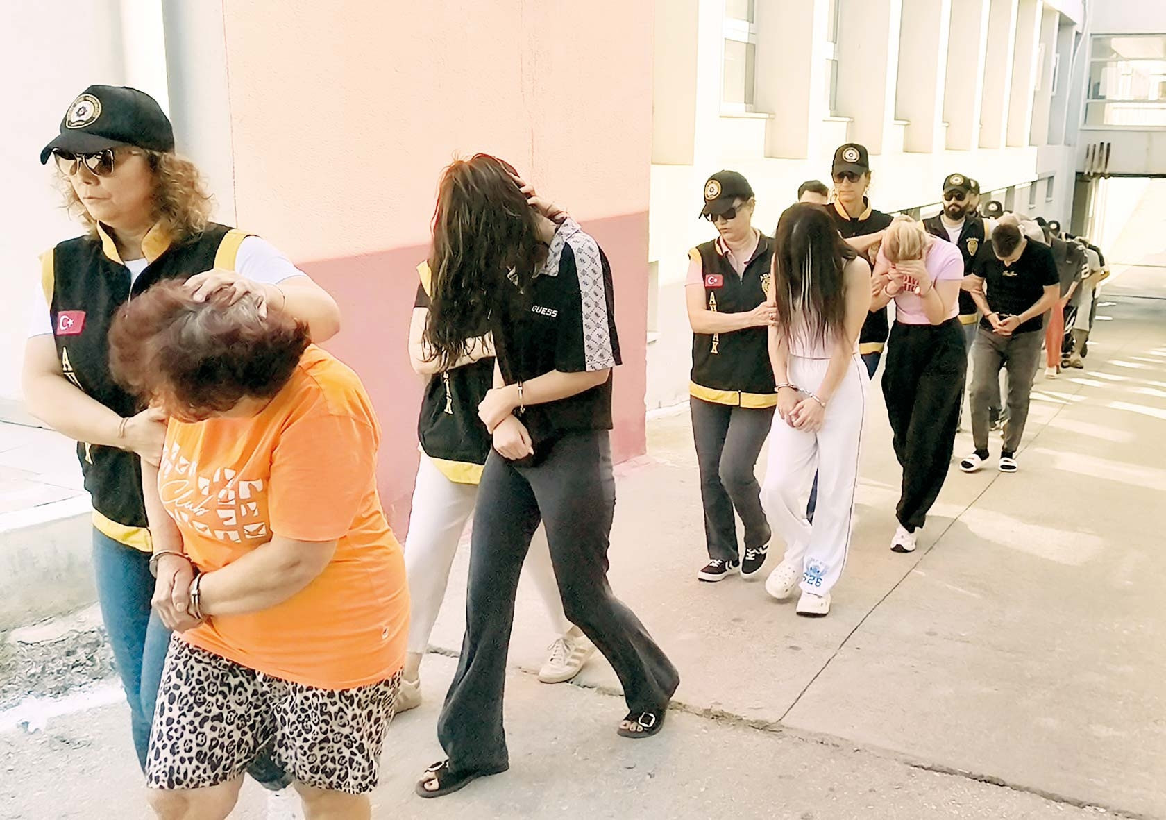 Adana'da Kataloglu Fuhuş Operasyonu: Masaj Salonları ve Güzellik Merkezlerine Baskın