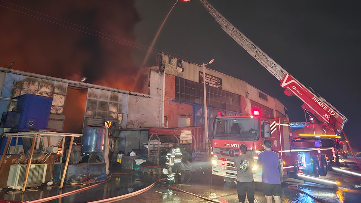 Adana'da Kauçuk Fabrikasında Yangın: Çatı Çöktü, Kimyasallar Patladı
