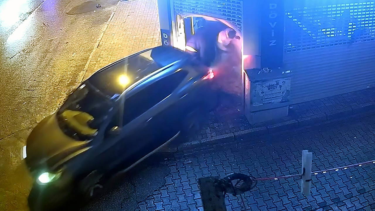 Adana'da kepenklere ciple vurup döviz bürosunu soyan 4 zanlı yakalandı