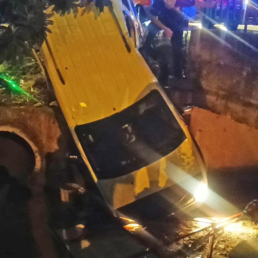 Adana Kozan'da Hafif Ticari Araç Sulama Kanalına Düştü: 2 Yaralı