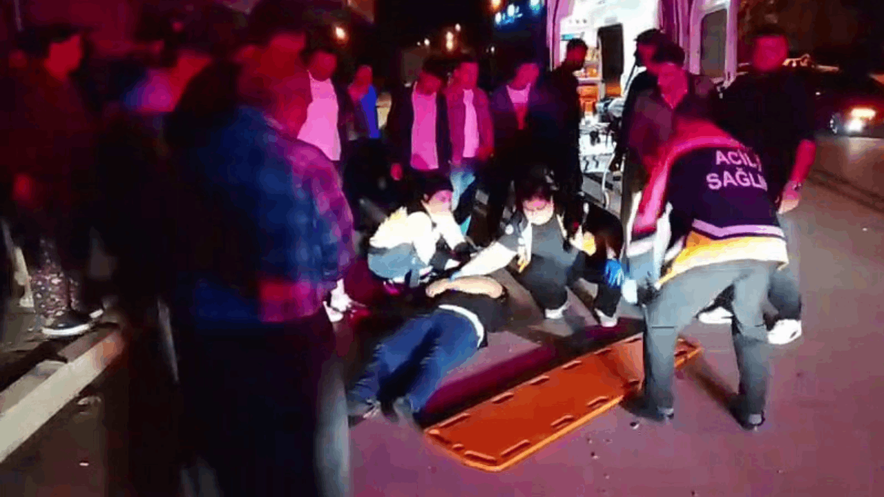 Adana Kozan'da Kontrolden Çıkan Otomobil Park Halindeki Kamyonete Çarptı: 2 Yaralı