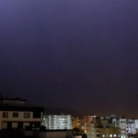 Adana Kozan'da Muhabirler Yıldırım Düşme Anını Kaydetti