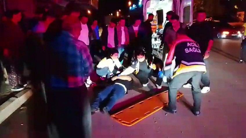 Adana Kozan'da Otomobil Park Halindeki Kamyonete Çarptı: 2 Yaralı