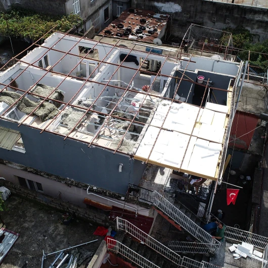 Adana'da Kuvvetli Rüzgar Prefabrik Çatıyı Uçurdu: Evdekiler Deprem Sandı