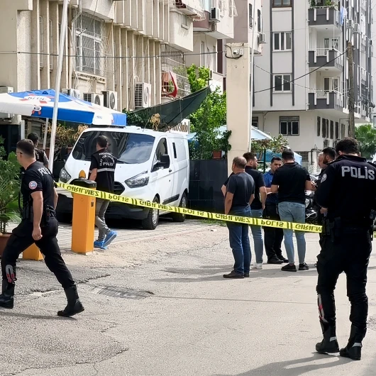 Adana'da Kuyumcuya Silahlı Saldırı: Zahir Cız Hayatını Kaybetti