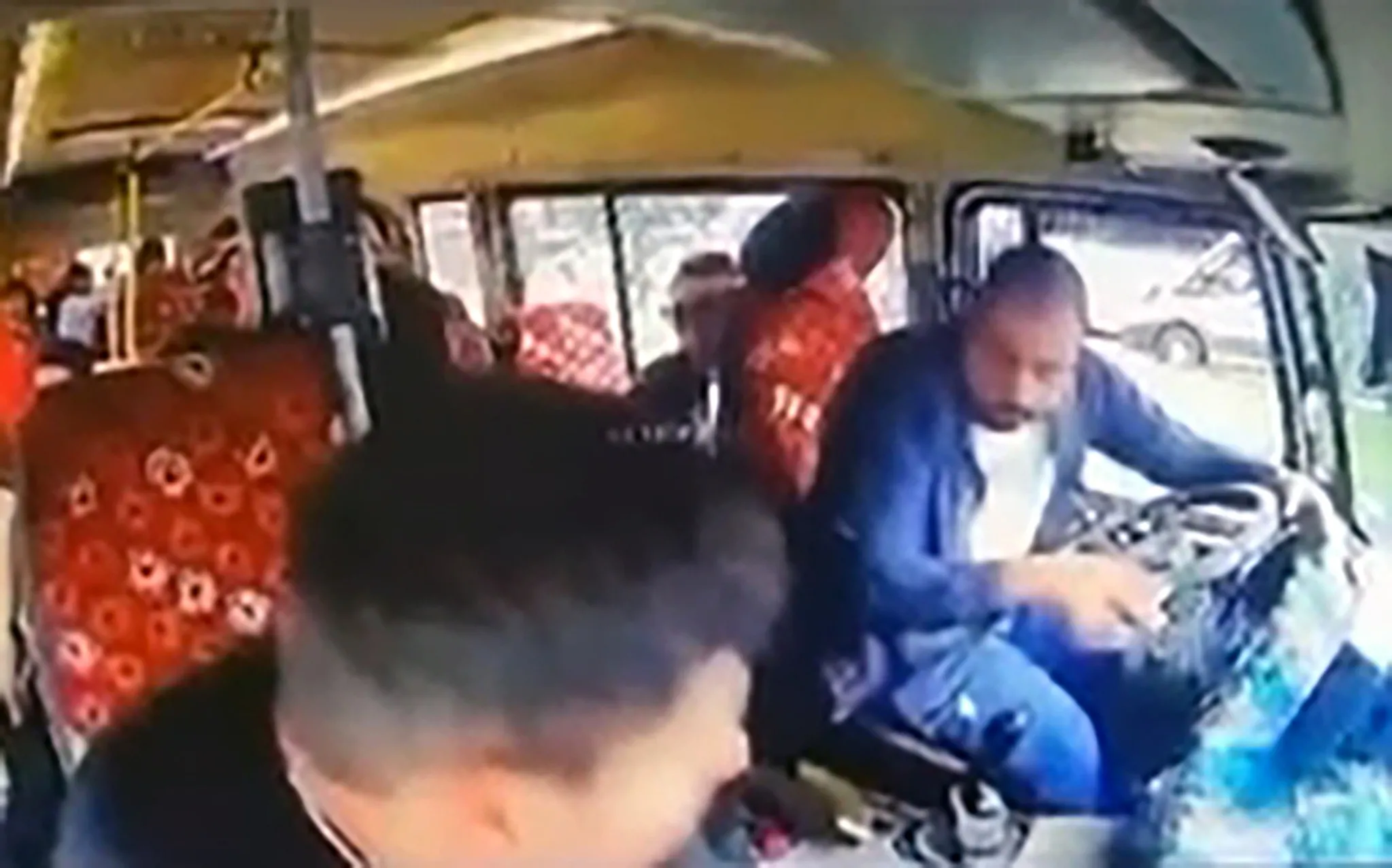 Adana'da Minibüs Şoförü Yolcularla Konuşurken Kazaya Karıştı