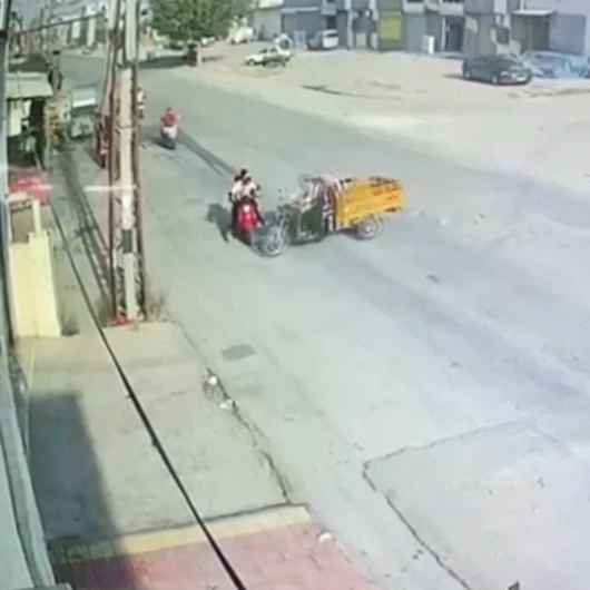 Adana'da Motosiklet Kazası Kamerada: 3 Yaralı