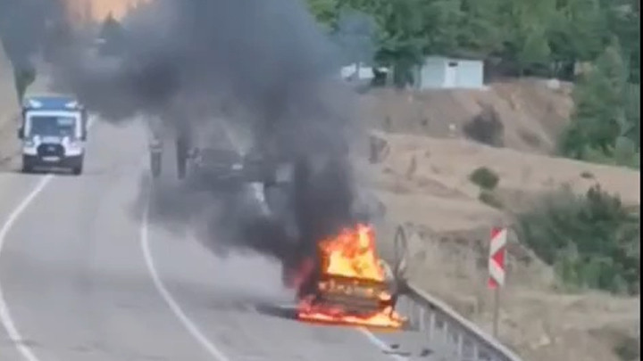 Adana'da otomobil seyir halindeyken alev aldı