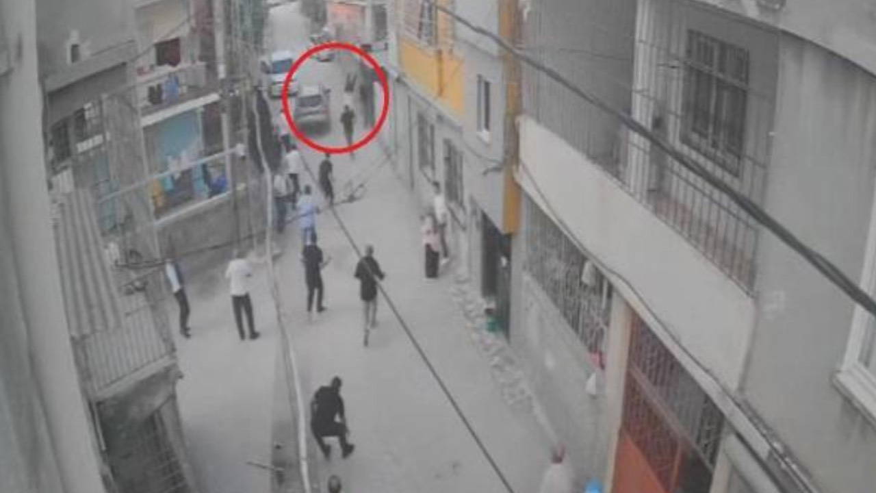 Adana'da Otomobil Kalabalığın Arasına Daldı: 4 Yaralı