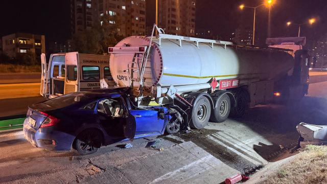 Adana'da Otomobil Tankere Çarptı: Baba Hayatını Kaybetti, Çocuklar Yaralı