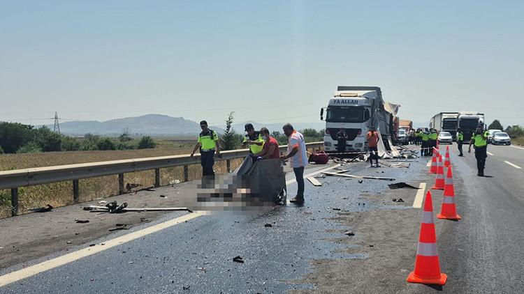 Adana'da TIR Şoförü Arıza Yaptığı Aracın Altında Kaldı: Feci Kaza