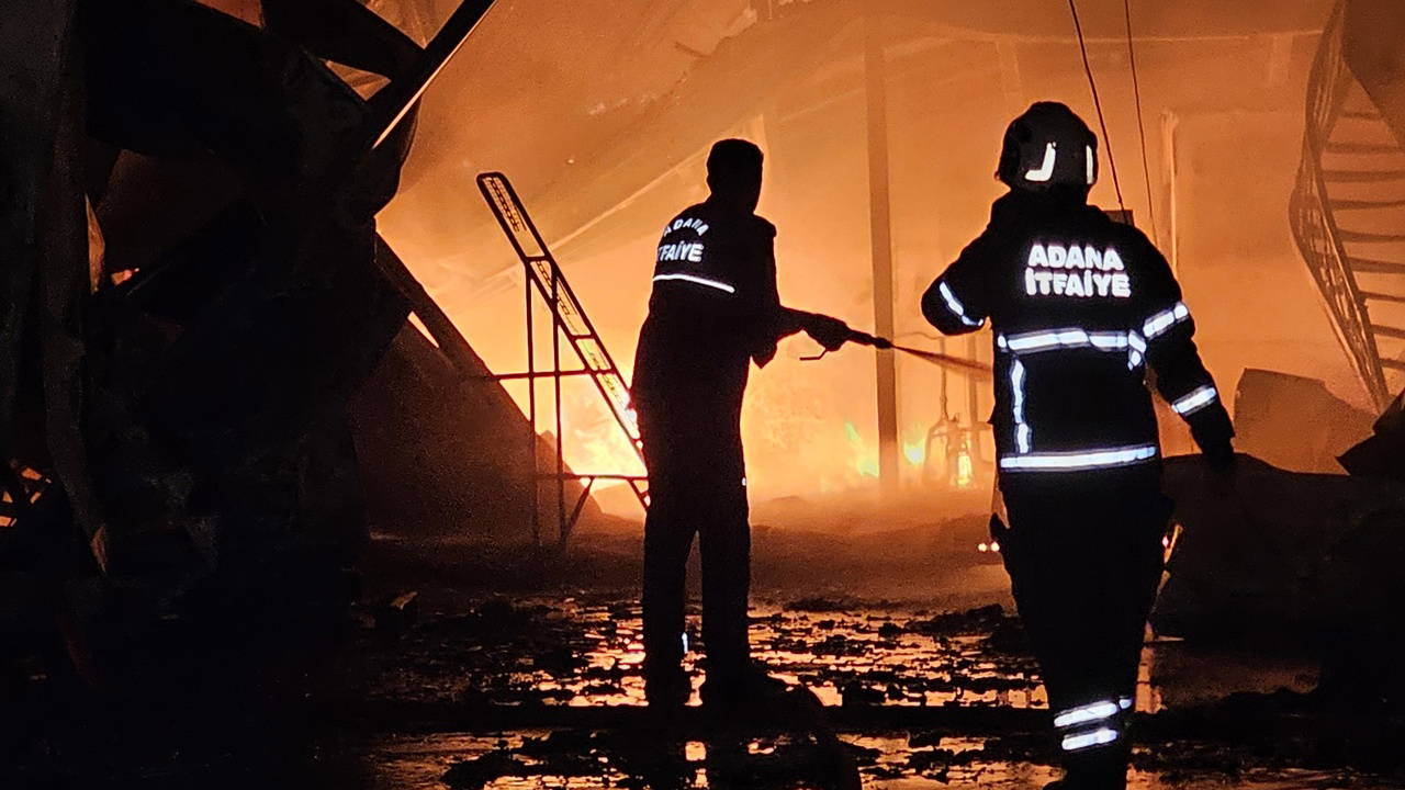 Adana'da Halde Yangın: 22 İş Yeri Zarar Gördü