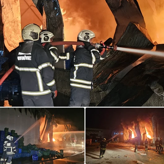 Adana'da Sebze Halinde Büyük Yangın: 22 İş Yeri Zarar Gördü