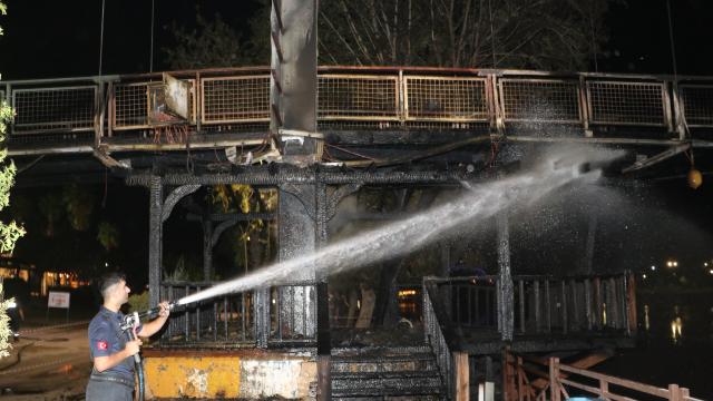 Adana Seyhan Nehri Asma Köprü Yangını Söndürüldü