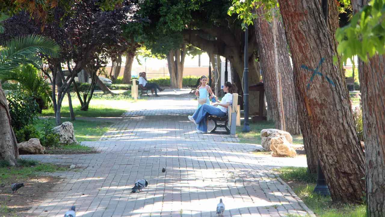 Adana sıcağa teslim: Termometreler 42 dereceyi gösterdi
