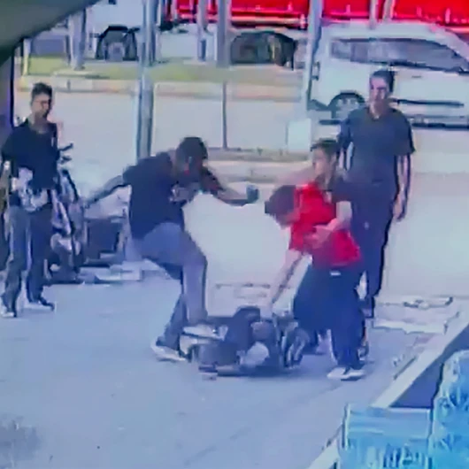 Adana'da Sokak Kavgası: Çocuk Tekme ve Yumrukla Dövüldü