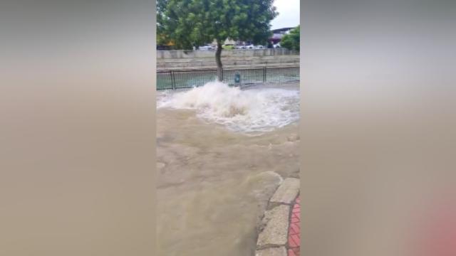 Adana'da Su Borusu Patladı, Cadde Sular Altında Kaldı