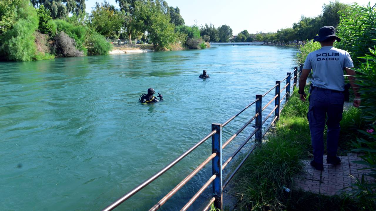 Adana'da Sulama Kanalına Düşen Kişi İçin Dalgıç Polisler Aranıyor