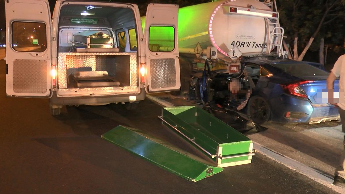 Adana'da otomobil tankere arkadan çarptı: Baba öldü, çocukları yaralı