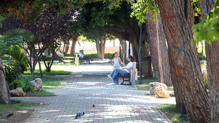 Adana'da termometreler güneşte 42 dereceyi gördü, vatandaşlar parklara akın etti