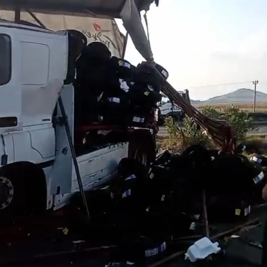 Adana'da TIR Kazası: Emniyet Şeridinde Duran TIR'a Çarpma