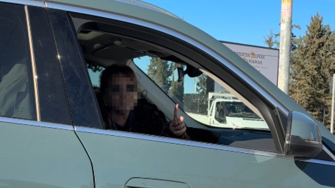 Adana'da Trafikte Kadın ve Erkek Sürücüler Arasında Küfürlü Tartışma