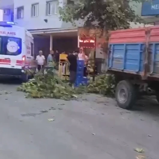 Adana'da Traktör Römorku Kaldırımdaki 2 Kişiye Çarptı