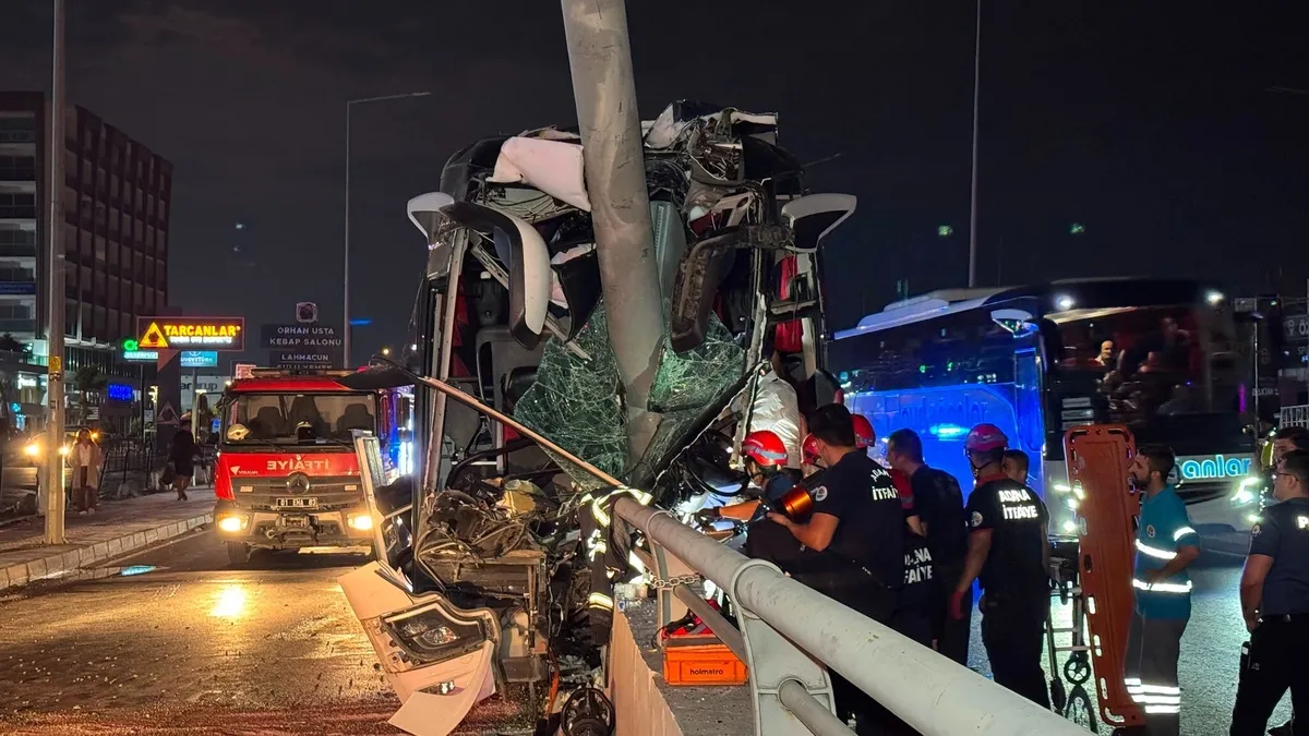 Adana'da yolcu otobüsü alt geçide çarptı: 11 yaralı