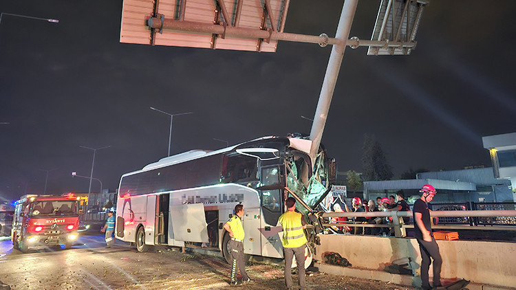 Adana'da yolcu otobüsü kazası: 11 yaralı