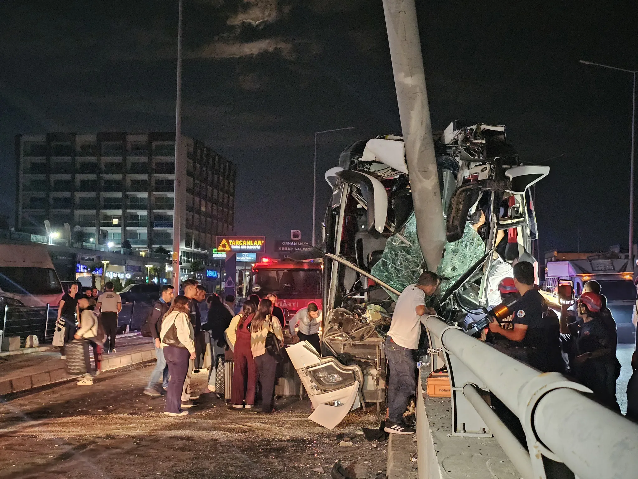 Adana'da feci kaza: Yolcu otobüsü direğe çarptı, 11 yaralı