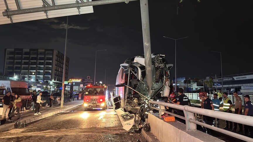 Adana'da yolcu otobüsü tabela direğine çarptı: 11 yaralı