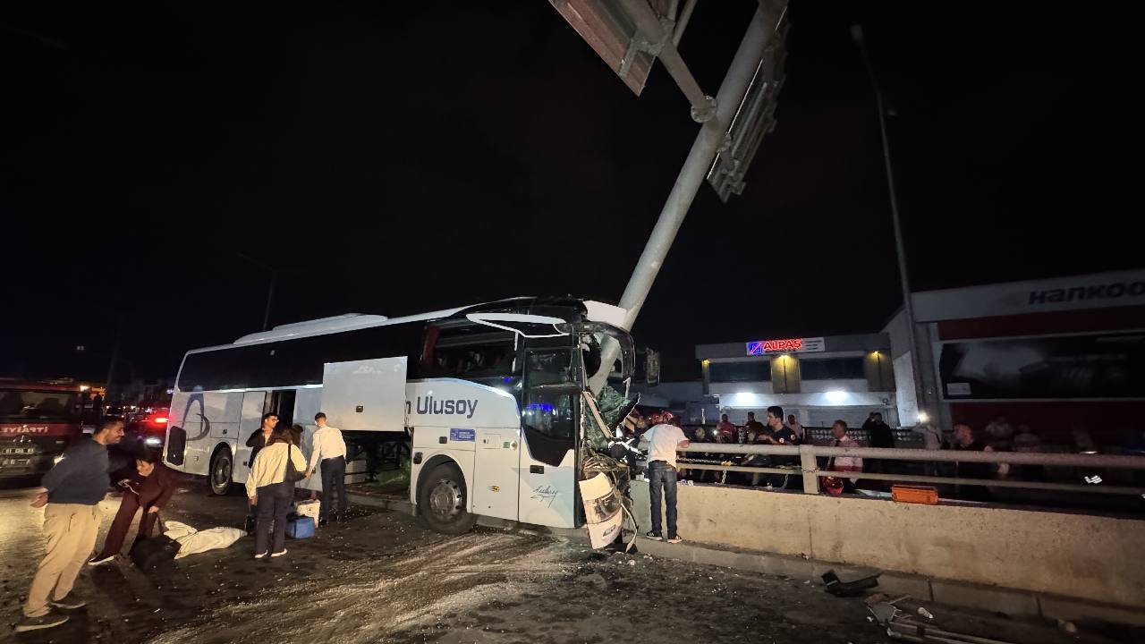 Adana'da yolcu otobüsü tabela direğine çarptı: 11 yaralı