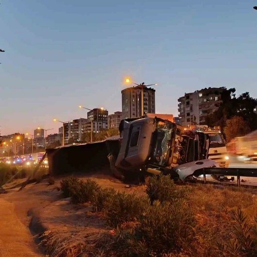Adana'da Zincirleme Trafik Kazası: Üç Kişi Yaralandı