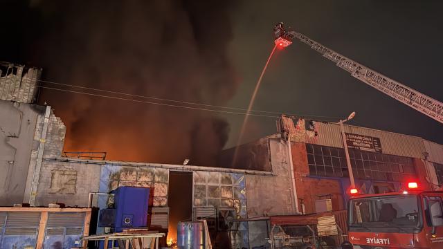 Adana'da Ayakkabı Fabrikasında Yangın Kontrol Altına Alındı