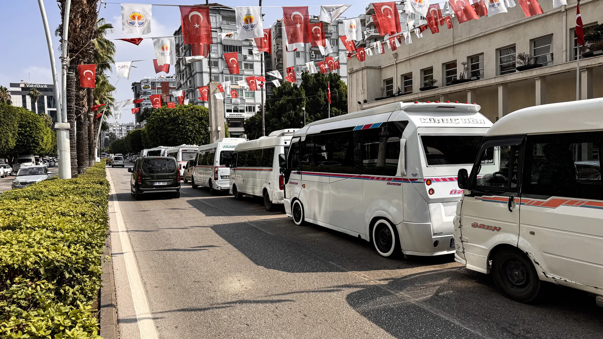 Adana'da dolmuşçulardan belediyeye güzergah isyanı
