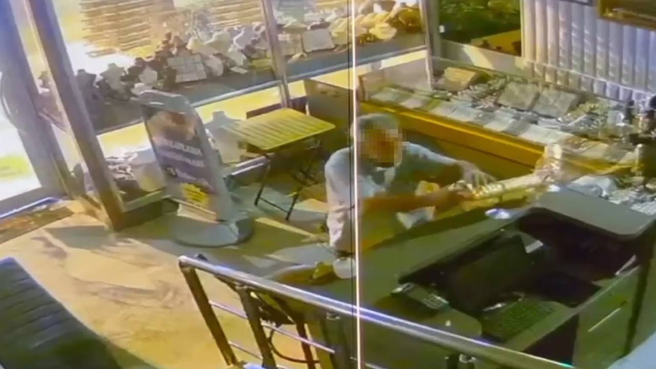Adana'da imitasyon takı hırsızlığı: Şüpheli yaşlı adam kapının camını kırdı