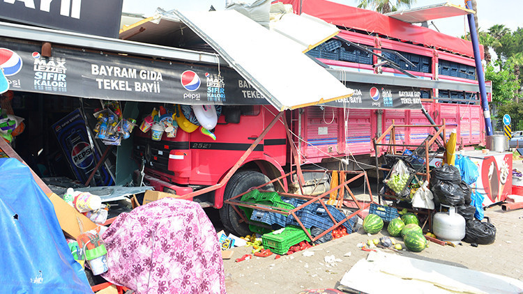 Adana'da kamyon markete daldı: 1 yaralı