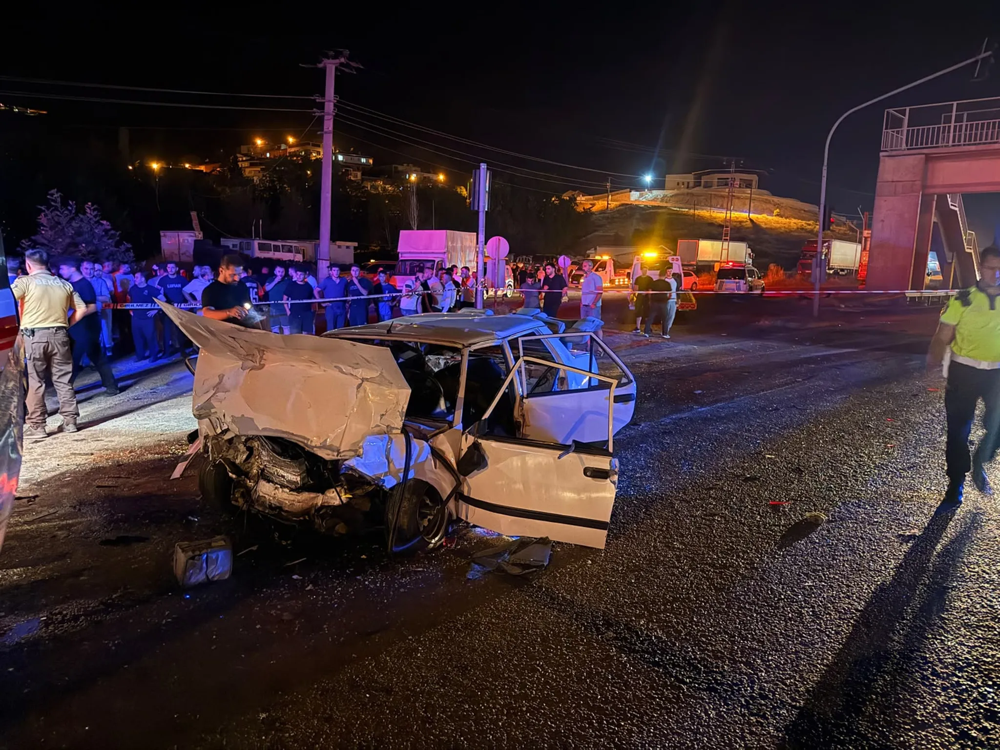 Adana'da Kırmızı Işıkta Bekleyen Araca Arkadan Çarpma: 1 Ölü, 3 Yaralı
