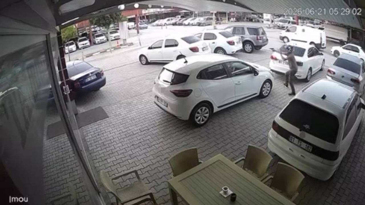 Adana'da oto galeriye silahlı saldırı: Çok sayıda araç hasarlı