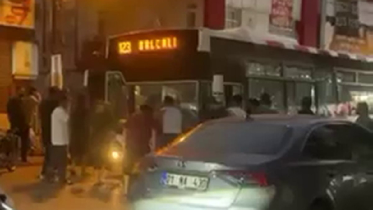 Adana'da otobüs şoförüne 10 kişilik grup saldırdı: Hastanelik oldu