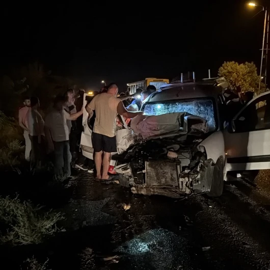 Adana'da Traktör, Otobüs ve Hafif Ticari Aracın Karıştığı Kazada 2 Yaralı